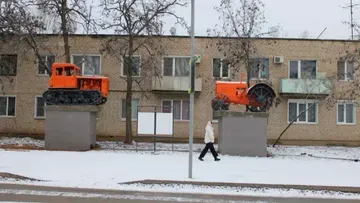 Под Волгоградом отреставрировали и вернули на монумент ретро-тракторы